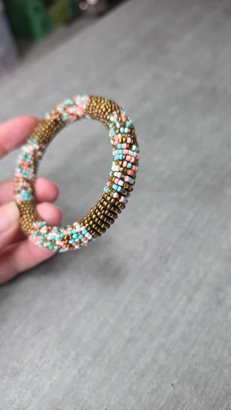 bracelet jonc perles doré bronze turquoise blanc corail vintage