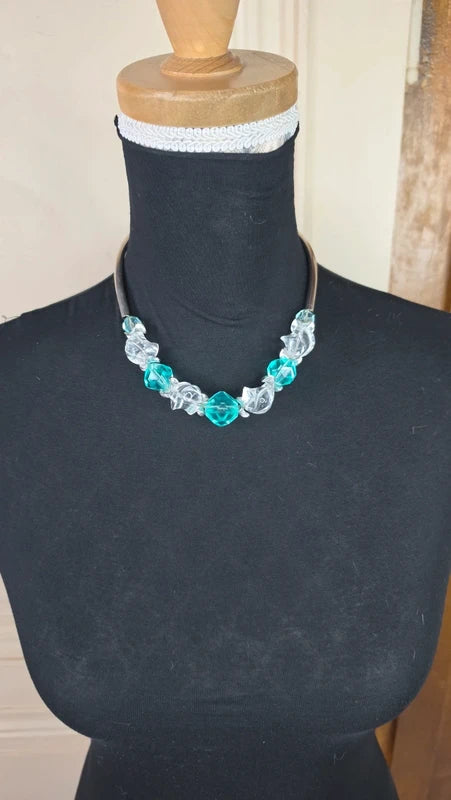 Collier - vintage perles translucides blanches et bleues turquoise à facette et tubes argentés