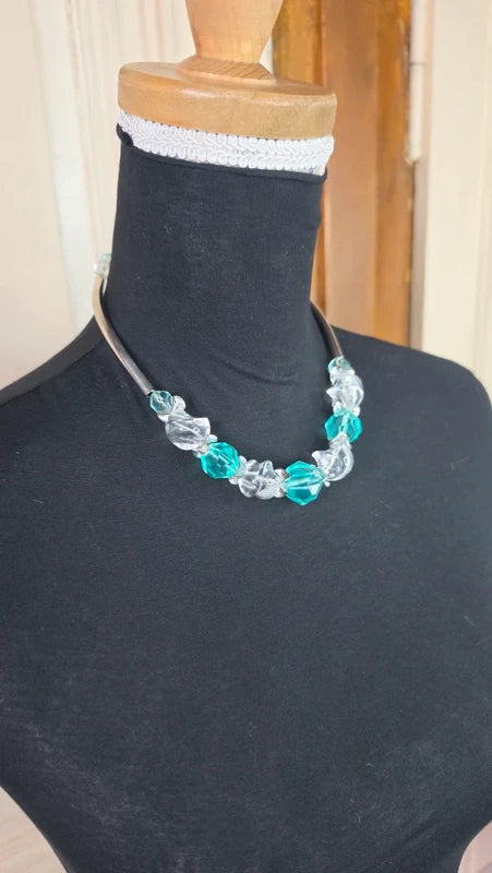 Collier - vintage perles translucides blanches et bleues turquoise à facette et tubes argentés