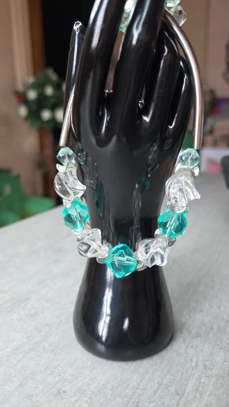 Collier - vintage perles translucides blanches et bleues turquoise à facette et tubes argentés