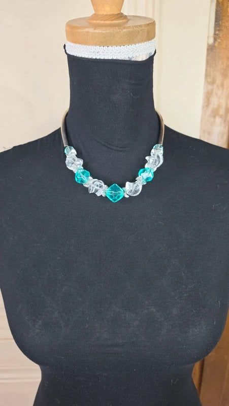 Collier - vintage perles translucides blanches et bleues turquoise à facette et tubes argentés
