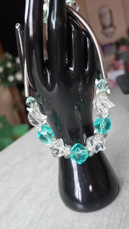 Collier - vintage perles translucides blanches et bleues turquoise à facette et tubes argentés