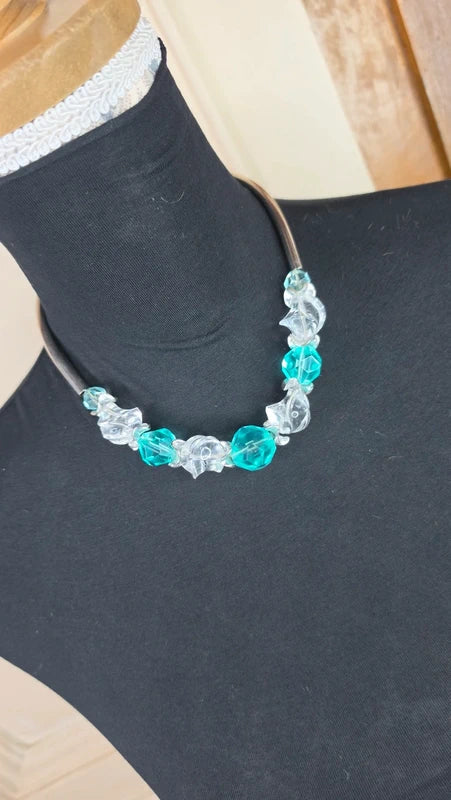 Collier - vintage perles translucides blanches et bleues turquoise à facette et tubes argentés