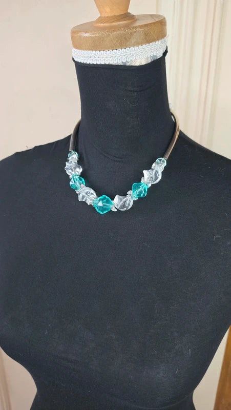 Collier - vintage perles translucides blanches et bleues turquoise à facette et tubes argentés