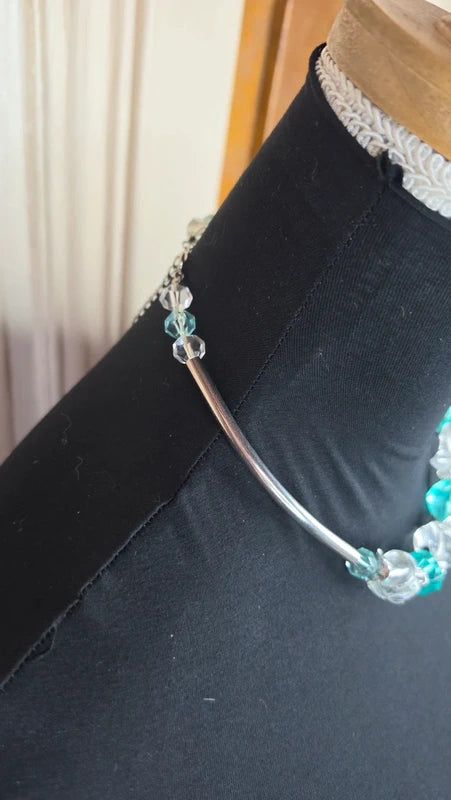 Collier - vintage perles translucides blanches et bleues turquoise à facette et tubes argentés