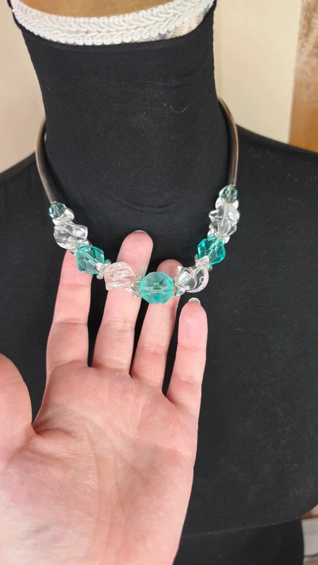 Collier - vintage perles translucides blanches et bleues turquoise à facette et tubes argentés