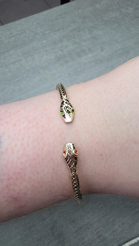bracelet ajustable têtes de serpents yeux strass orange vert - effet peau de serpent sur le tour du bracelet doré