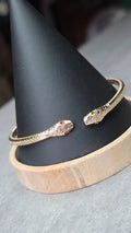 bracelet ajustable têtes de serpents yeux strass orange vert - effet peau de serpent sur le tour du bracelet doré