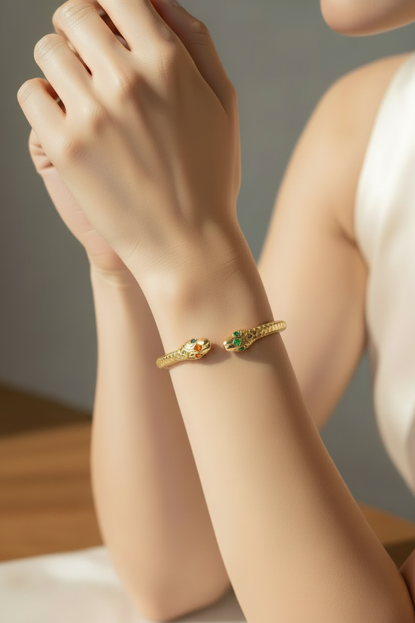 bracelet ajustable têtes de serpents yeux strass orange vert - effet peau de serpent sur le tour du bracelet doré