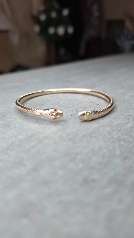 bracelet ajustable têtes de serpents yeux strass orange vert - effet peau de serpent sur le tour du bracelet doré