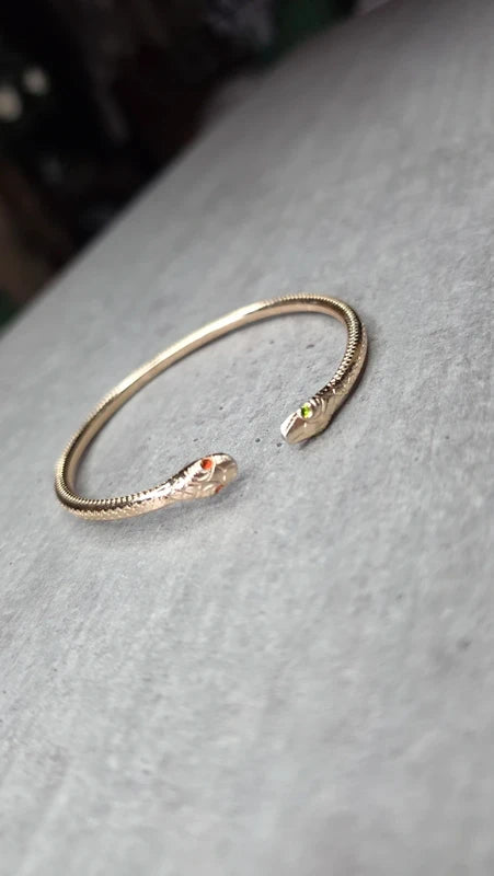 bracelet ajustable têtes de serpents yeux strass orange vert - effet peau de serpent sur le tour du bracelet doré