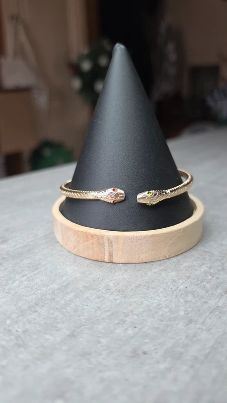 bracelet ajustable têtes de serpents yeux strass orange vert - effet peau de serpent sur le tour du bracelet doré