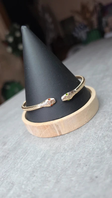 bracelet ajustable têtes de serpents yeux strass orange vert - effet peau de serpent sur le tour du bracelet doré