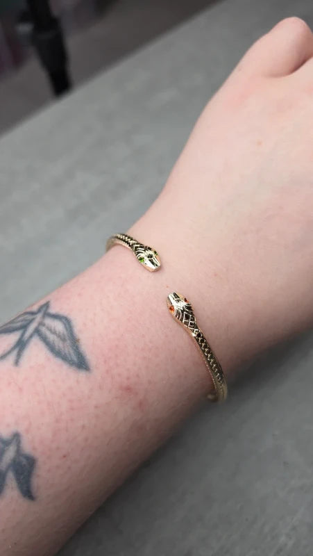 bracelet ajustable têtes de serpents yeux strass orange vert - effet peau de serpent sur le tour du bracelet doré