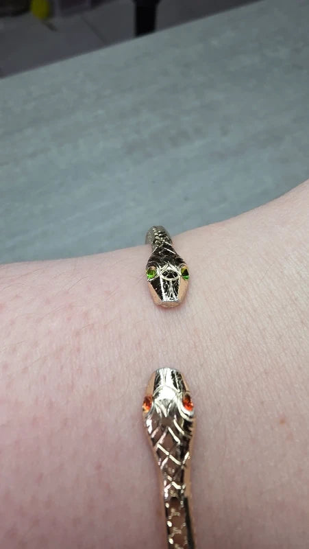 bracelet ajustable têtes de serpents yeux strass orange vert - effet peau de serpent sur le tour du bracelet doré