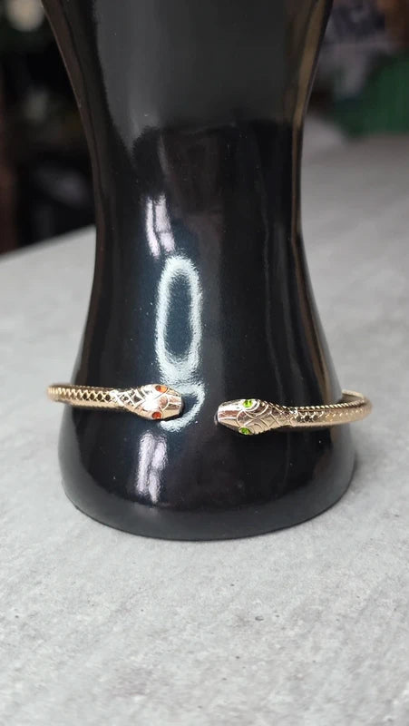 bracelet ajustable têtes de serpents yeux strass orange vert - effet peau de serpent sur le tour du bracelet doré