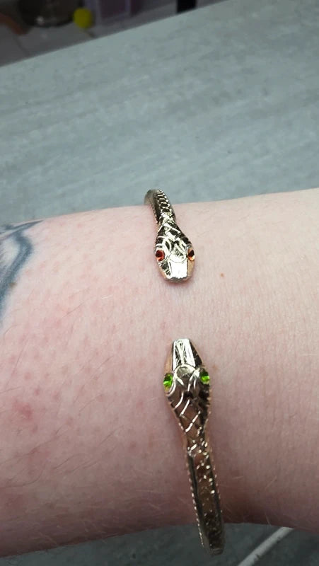 bracelet ajustable têtes de serpents yeux strass orange vert - effet peau de serpent sur le tour du bracelet doré