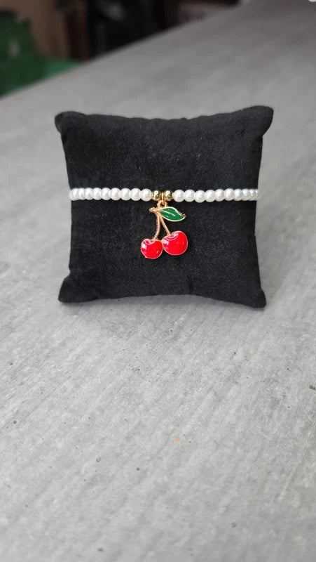 bracelet perles blanc nacré charms breloque cerise rouge tendance ajustable