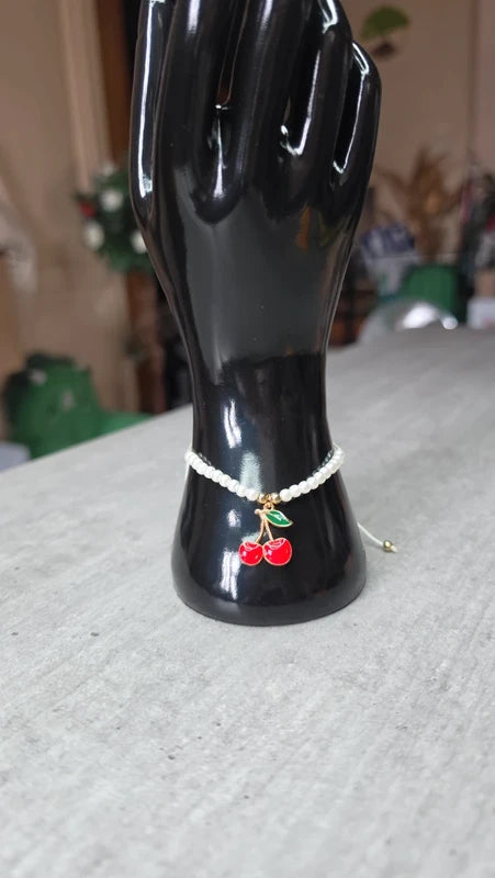 bracelet perles blanc nacré charms breloque cerise rouge tendance ajustable