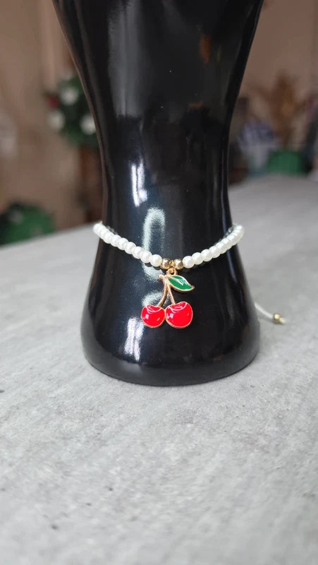 bracelet perles blanc nacré charms breloque cerise rouge tendance ajustable