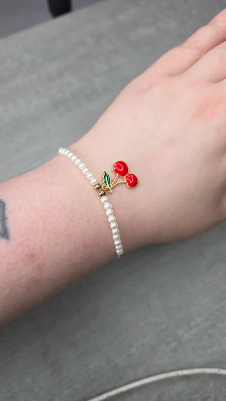 bracelet perles blanc nacré charms breloque cerise rouge tendance ajustable
