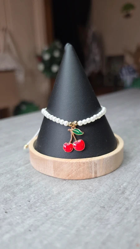 bracelet perles blanc nacré charms breloque cerise rouge tendance ajustable
