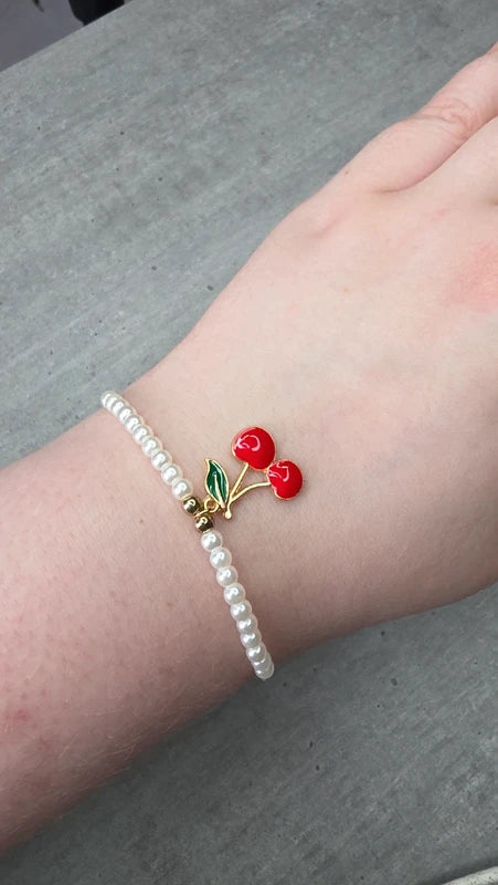 bracelet perles blanc nacré charms breloque cerise rouge tendance ajustable