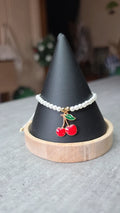 bracelet perles blanc nacré charms breloque cerise rouge tendance ajustable
