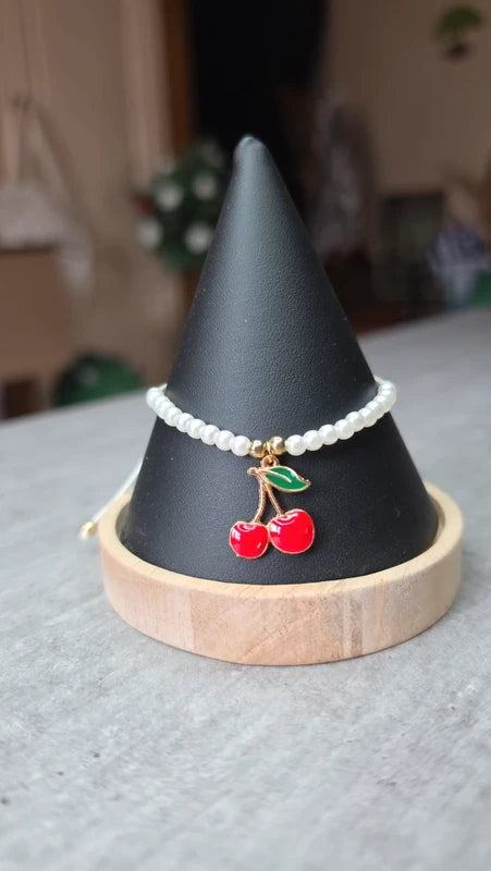 bracelet perles blanc nacré charms breloque cerise rouge tendance ajustable
