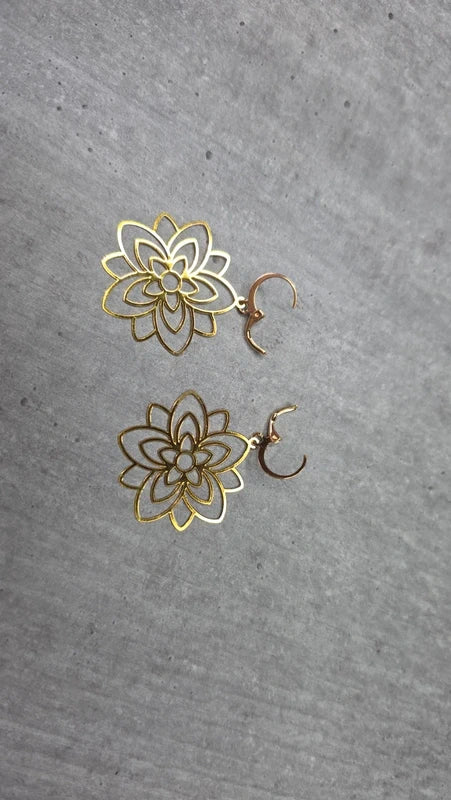 boucles d'oreilles dormeuse pendentif fleur doré ajouré effet mandala