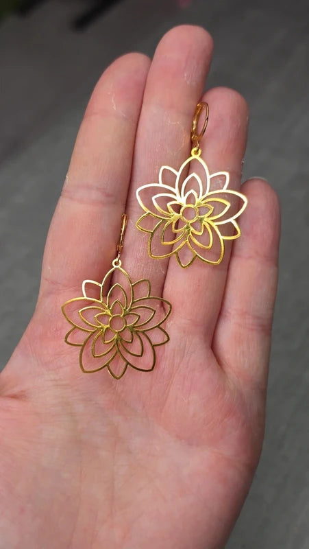 boucles d'oreilles dormeuse pendentif fleur doré ajouré effet mandala