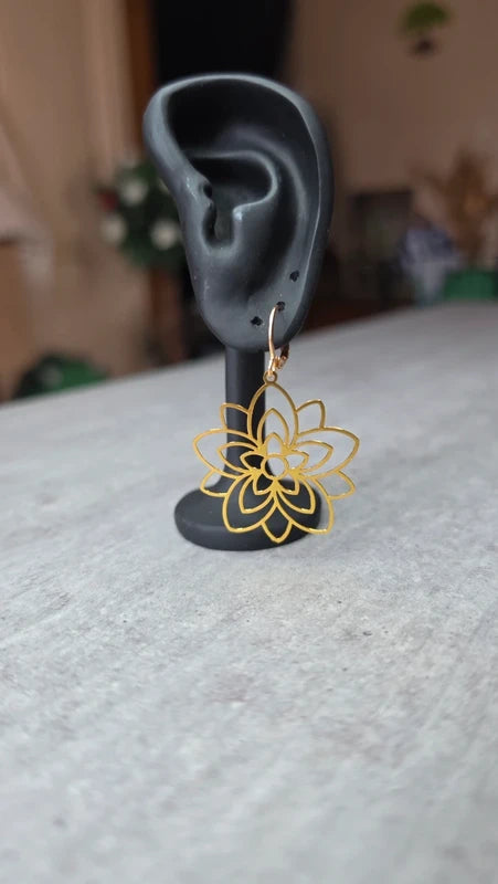 boucles d'oreilles dormeuse pendentif fleur doré ajouré effet mandala