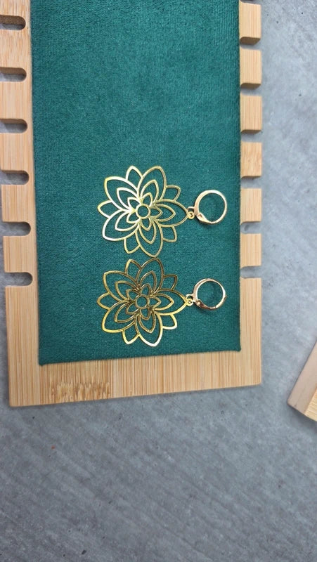 boucles d'oreilles dormeuse pendentif fleur doré ajouré effet mandala