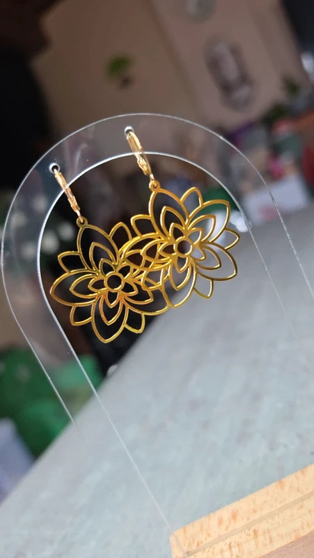 boucles d'oreilles dormeuse pendentif fleur doré ajouré effet mandala