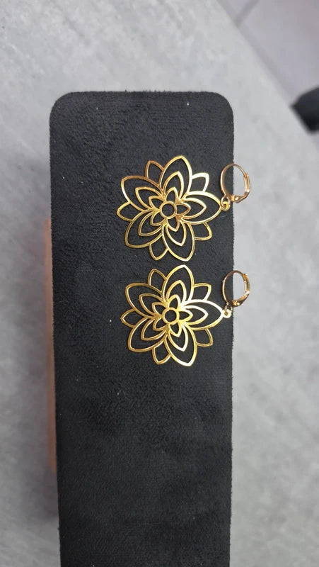 boucles d'oreilles dormeuse pendentif fleur doré ajouré effet mandala