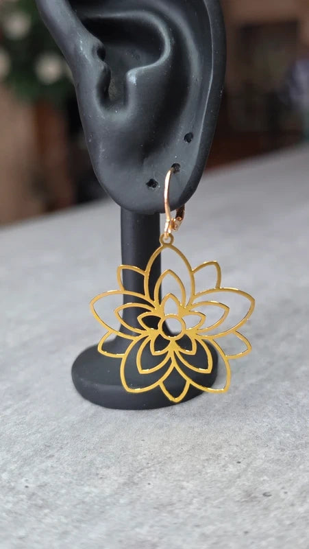 boucles d'oreilles dormeuse pendentif fleur doré ajouré effet mandala