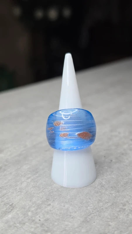 bague en verre soufflé - bleu translucide et paillette cuivrées