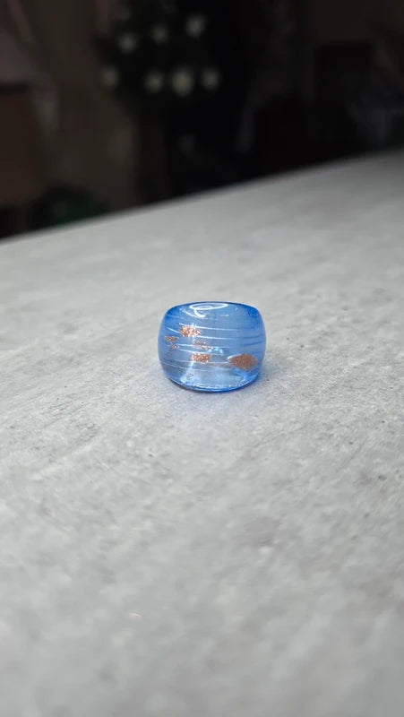 bague en verre soufflé - bleu translucide et paillette cuivrées