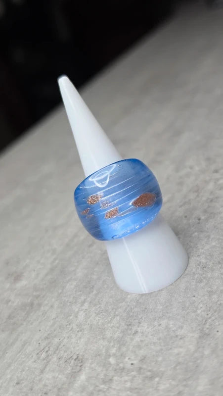 bague en verre soufflé - bleu translucide et paillette cuivrées