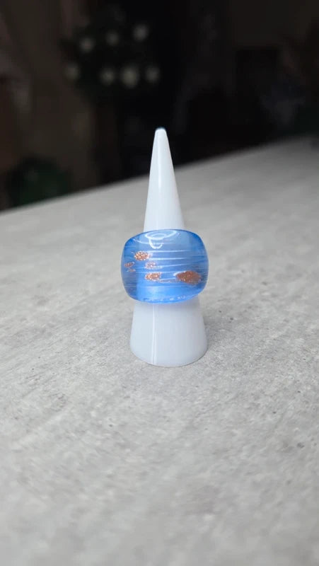 bague en verre soufflé - bleu translucide et paillette cuivrées