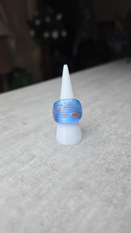 bague en verre soufflé - bleu translucide et paillette cuivrées