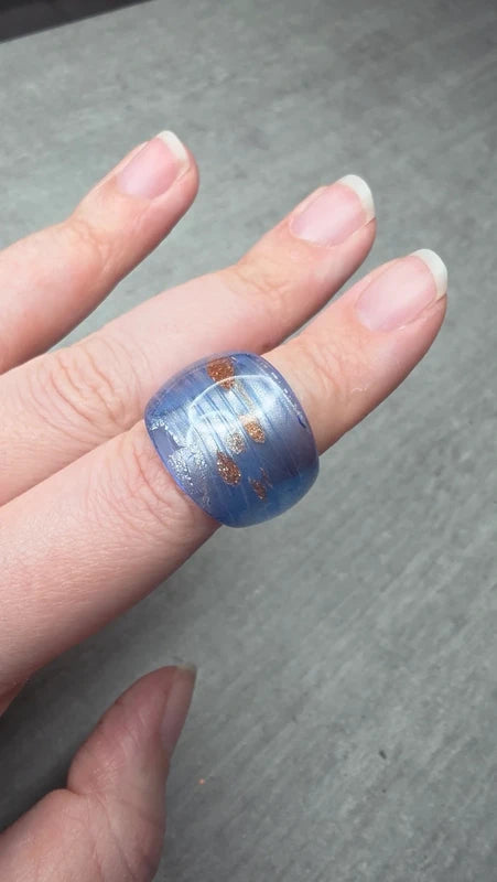 bague en verre soufflé - bleu translucide et paillette cuivrées