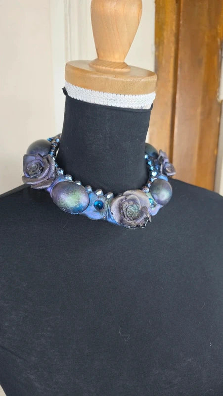 collier dark alternative - fleur rose perles strass pierre vert violet bleu - fantasy