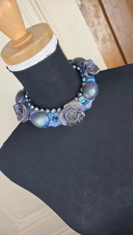 collier dark alternative - fleur rose perles strass pierre vert violet bleu - fantasy