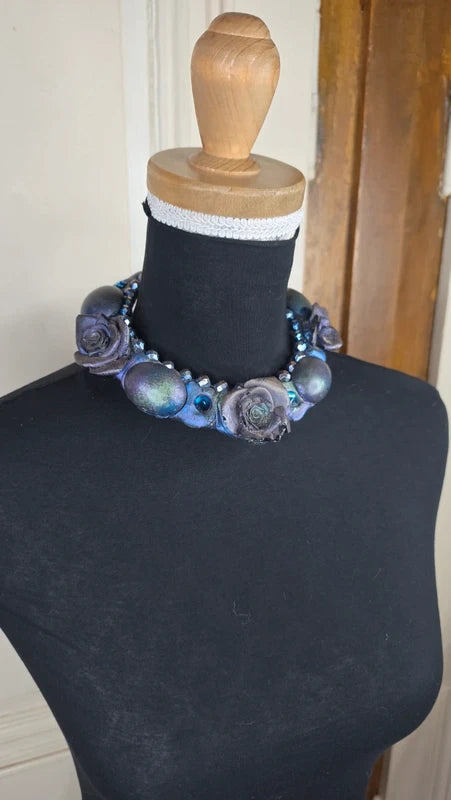 collier dark alternative - fleur rose perles strass pierre vert violet bleu - fantasy