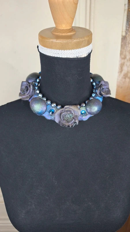 collier dark alternative - fleur rose perles strass pierre vert violet bleu - fantasy