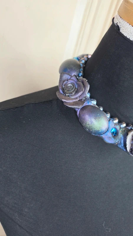 collier dark alternative - fleur rose perles strass pierre vert violet bleu - fantasy
