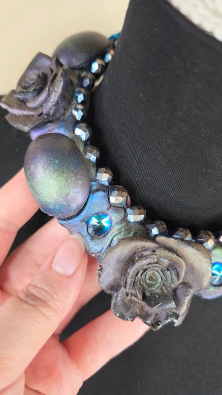 collier dark alternative - fleur rose perles strass pierre vert violet bleu - fantasy
