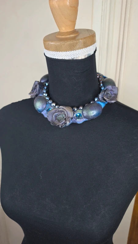 collier dark alternative - fleur rose perles strass pierre vert violet bleu - fantasy