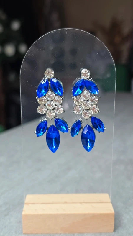 boucles d'oreilles - strass argenté bleu intense vif - fleur - grappe -  oreilles percées
